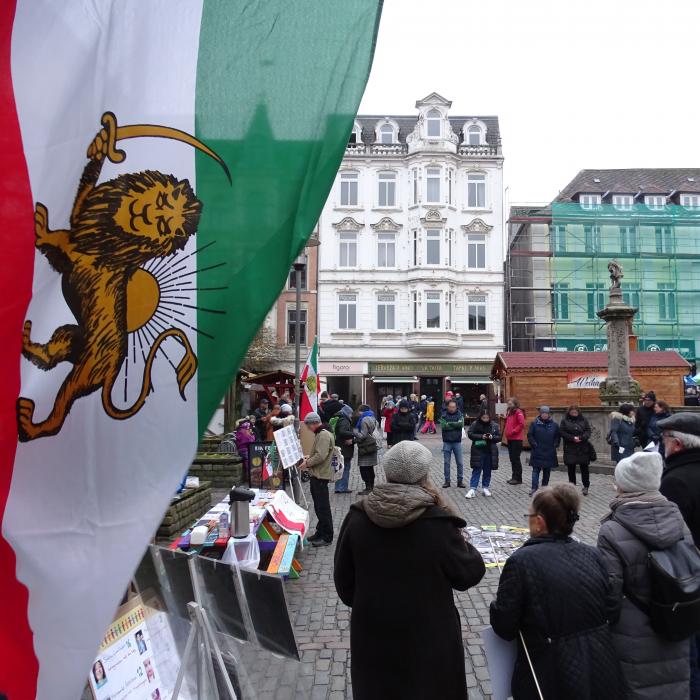 Menschen auf dem Nordermarkt am Stand der Flensburg-for-Iran-Kundgebung. 